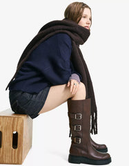 Flat boots with buckles