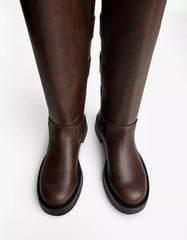 Flat boots with buckles