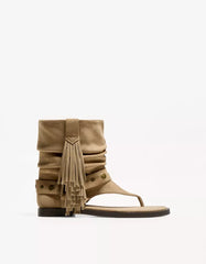 Flat sandals with fringed strap