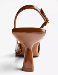 Kitten-heel shoes with buckled straps