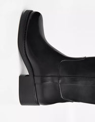 Flat knee-high boots