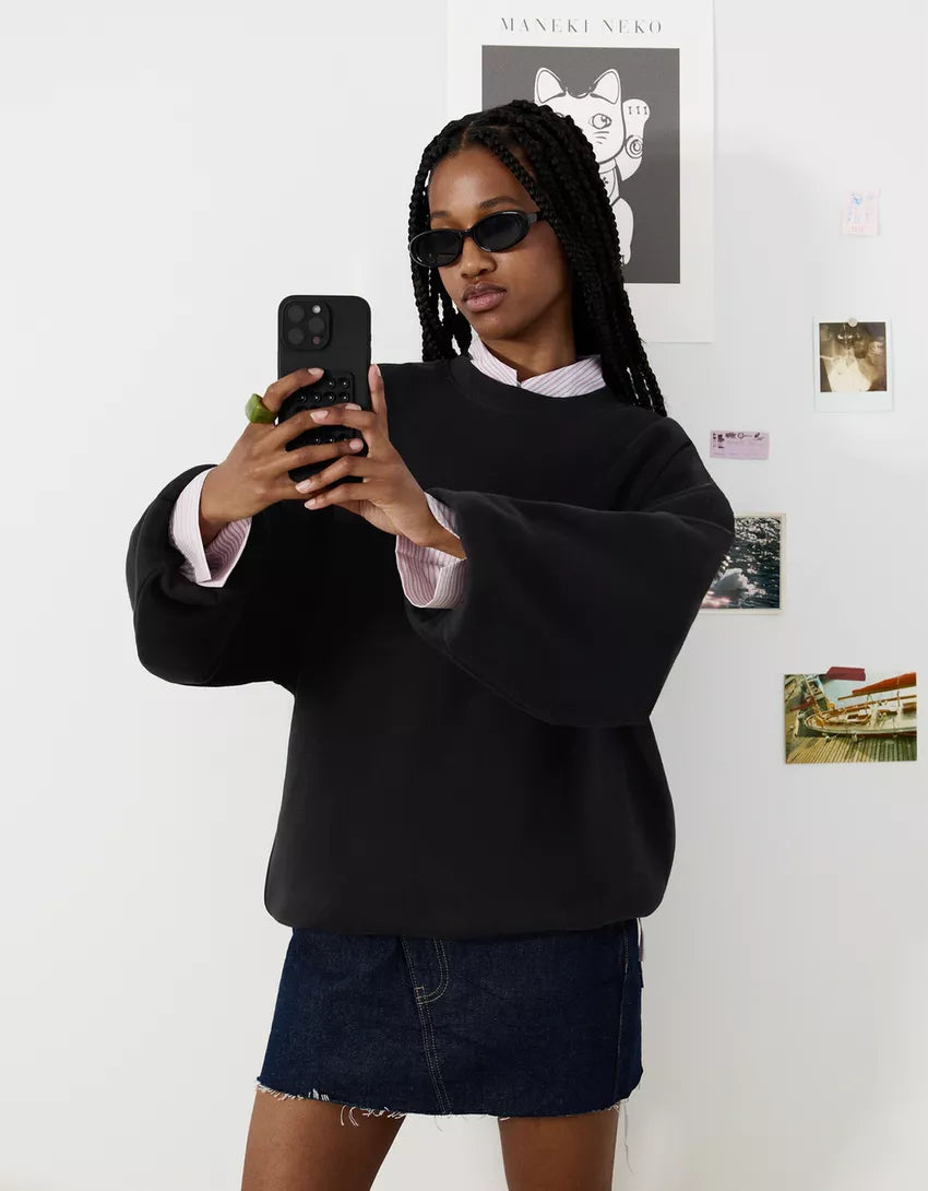 Oversize sweatshirt with pockets