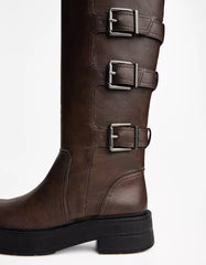 Flat boots with buckles