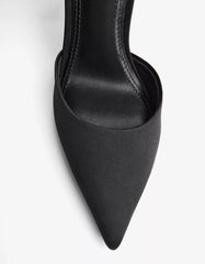 High-heel shoes with a flower